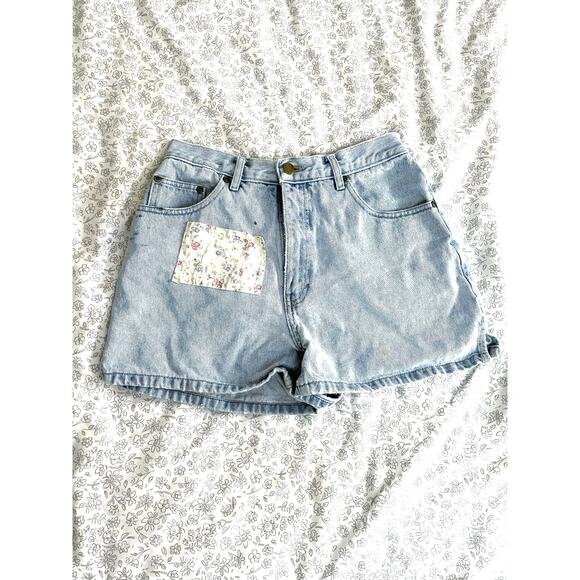 d.e.m.i.u.s Light Wash Denim Shorts Floral Patch 7/8 - Picture 1 of 7